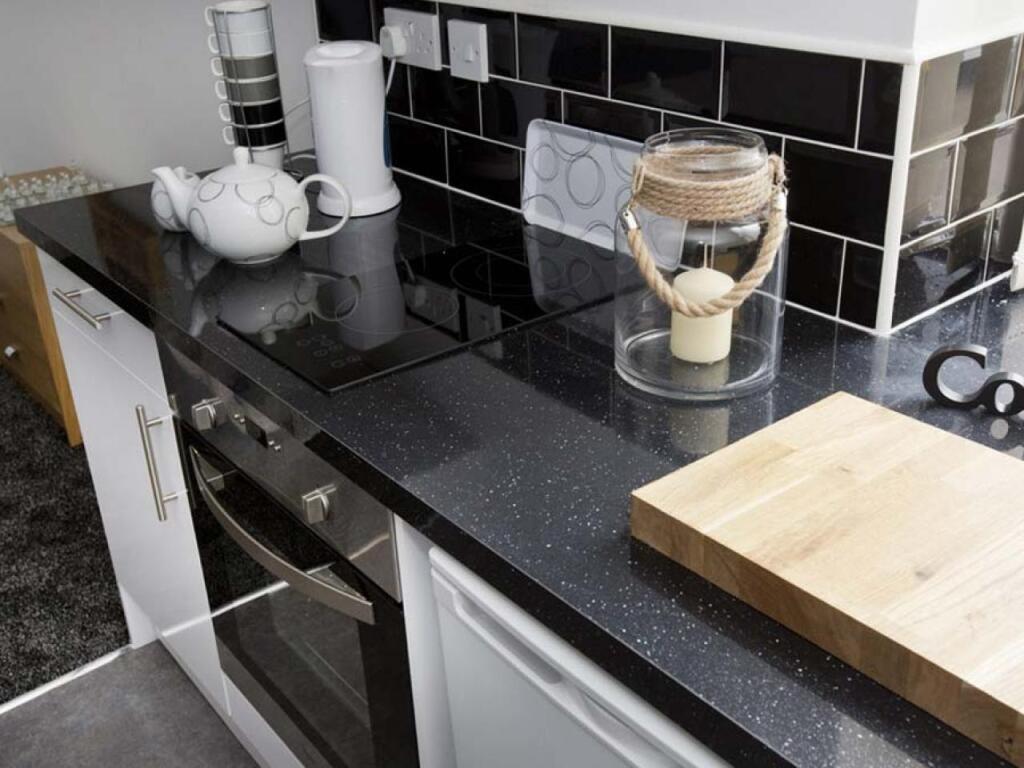Apartment in Leeds, Silver Royd Business Park, Farnley - View 3