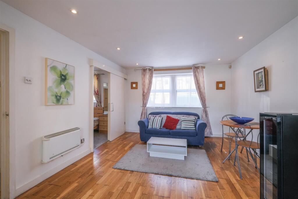 Apartment in Calderdale, Well Head, Boothtown - View 4