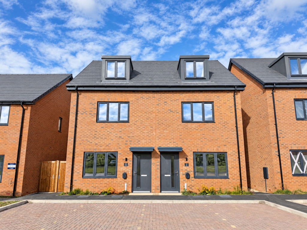 3-bed semi-detached on Simpson Road, Walton, MK7, £230,000