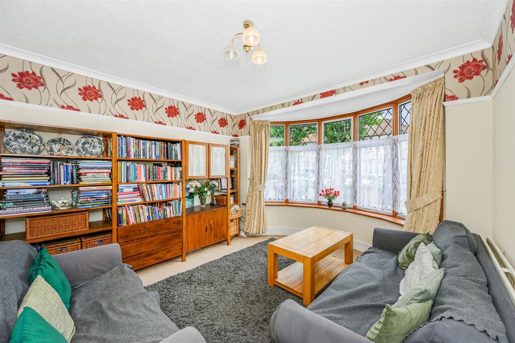 House in London, Chingford Mount, Highams Park - View 3