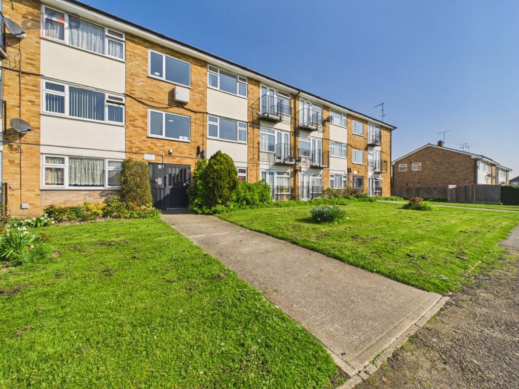 Main image of property: Essex Close, Rayleigh, Essex, SS6 8SX