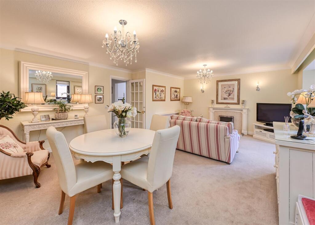21 Highgrove, Tettenhall, Wolverhampton, WV6 8LQ photo 3