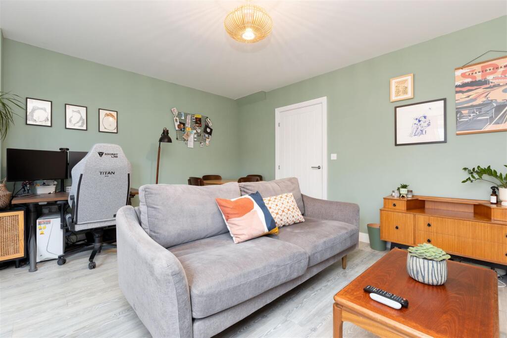 Bates Avenue, Arlesey, SG15 6AT photo 2