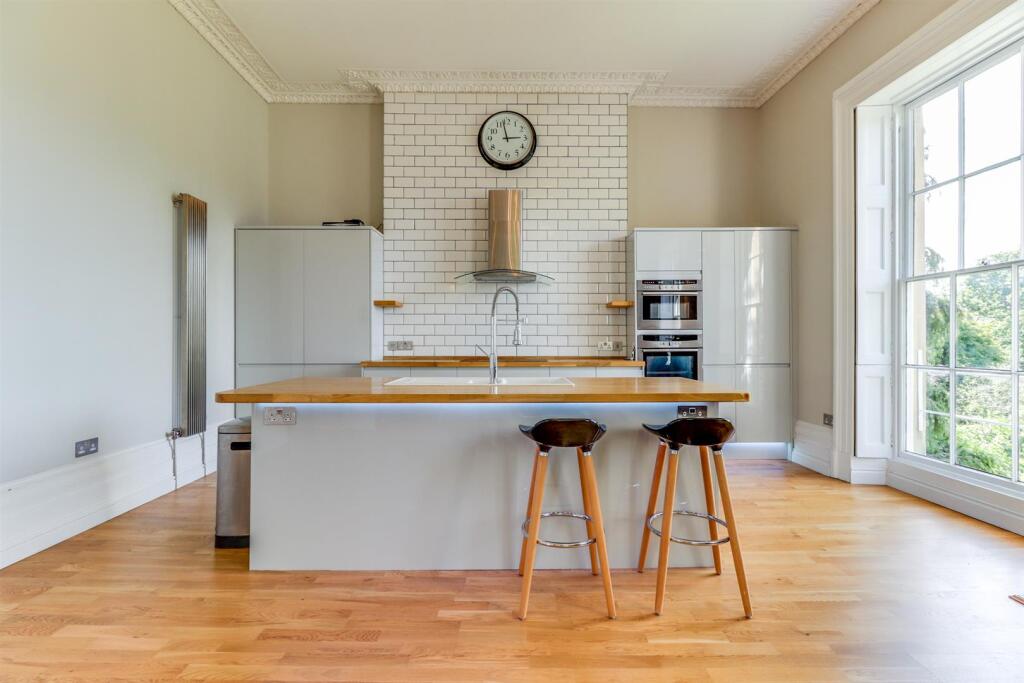 Apartment in Cheltenham, Warden Hill, Montpellier - More