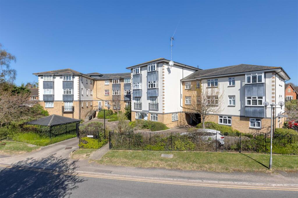 2-bed flat on Stevenage Road, Hitchin, £230,000
