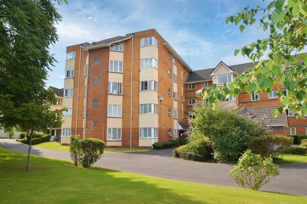 3-bed flat on Winslet Place, Oxford Road, Reading, Berkshire, RG30, £185,000