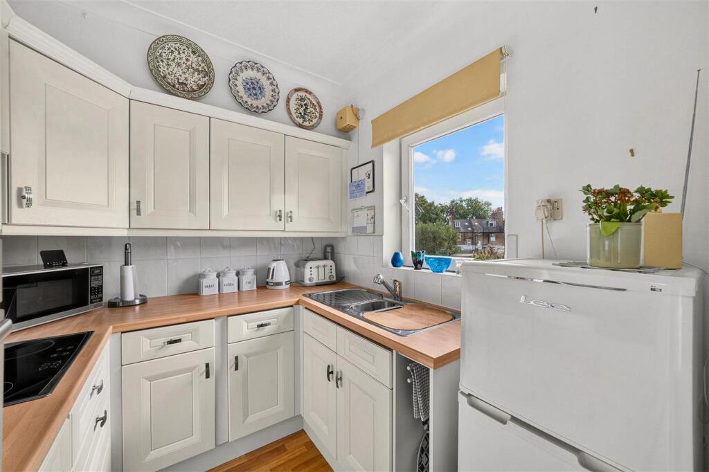 Apartment in London - View 5