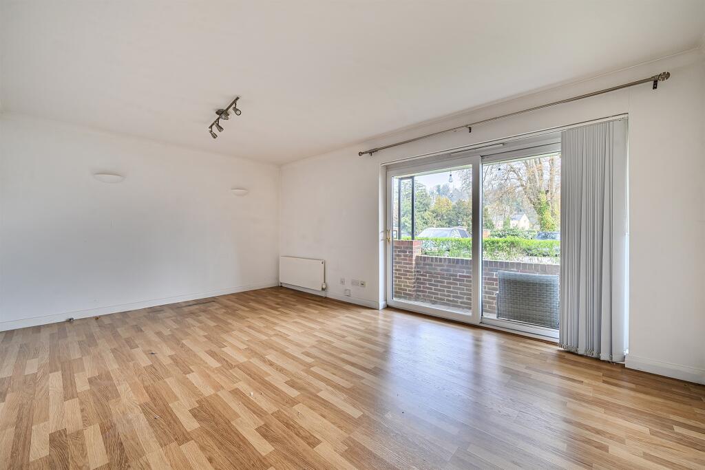 Apartment in Slough - View 4