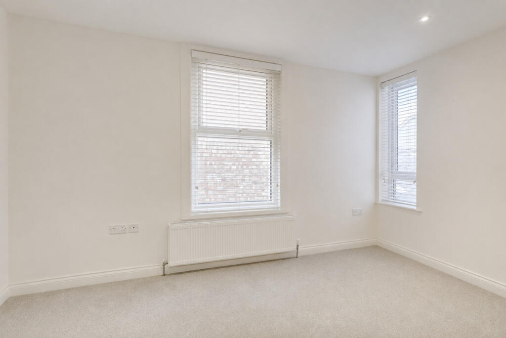 Apartment in Castle Point, Essex - View 4