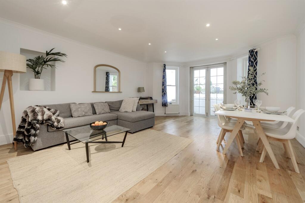 1-bed flat on Pembridge Square, London, W2, £750,000