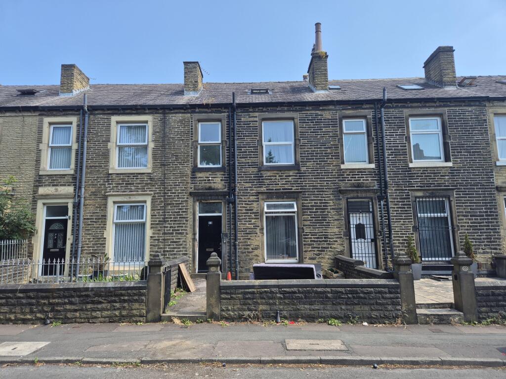 5-bed terraced on 8 Arnold Avenue, Huddersfield, West Yorkshire, HD2, £50,000