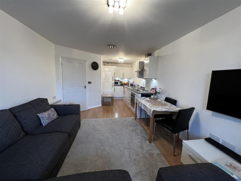 Apartment in Hertsmere, Elstree and Borehamwood - View 4