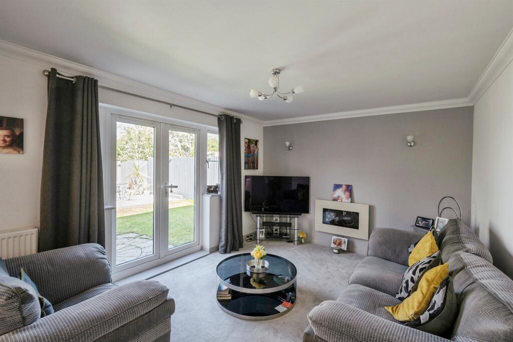House in Doncaster, Barnby Dun with Kirk Sandall - View 4