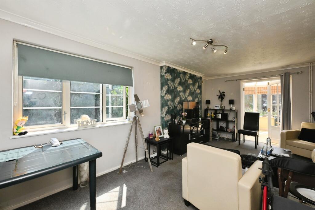 House in Welwyn Hatfield, Hertfordshire - View 4