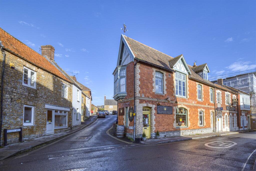 A wonderful duplex apartment with two commercial units