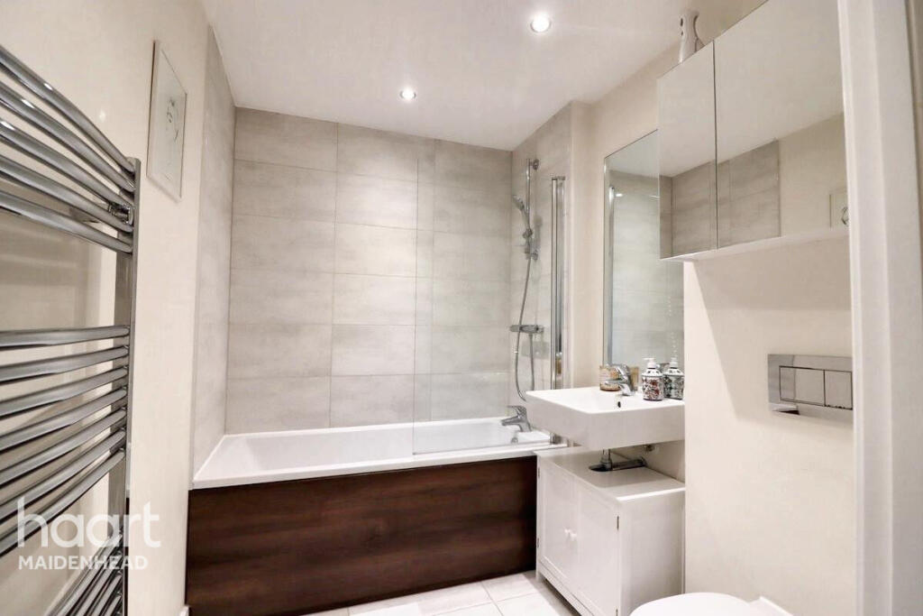 Sallow House, Maidenhead photo 4