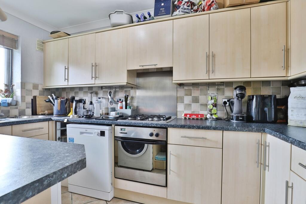 Aspen Gardens, Poole, Dorset, BH12 photo 4