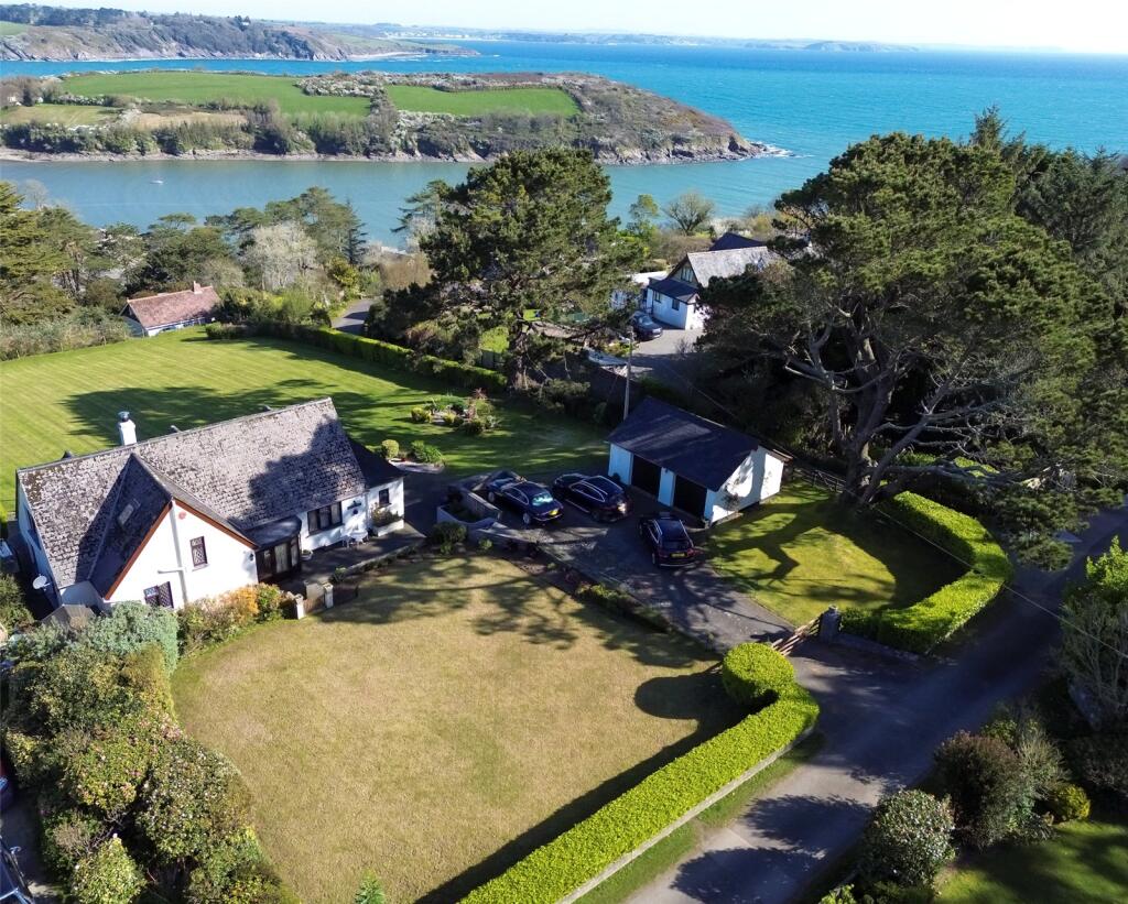 4 bedroom detached house near Helford and St Keverne and the Lizard, great family home, great rural location near to the iver and great location for boating watersports and coastal retreat