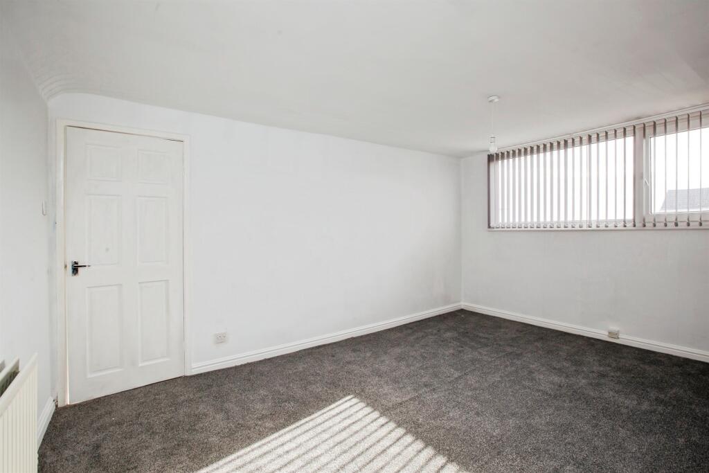 House in Calderdale, Illingworth - More