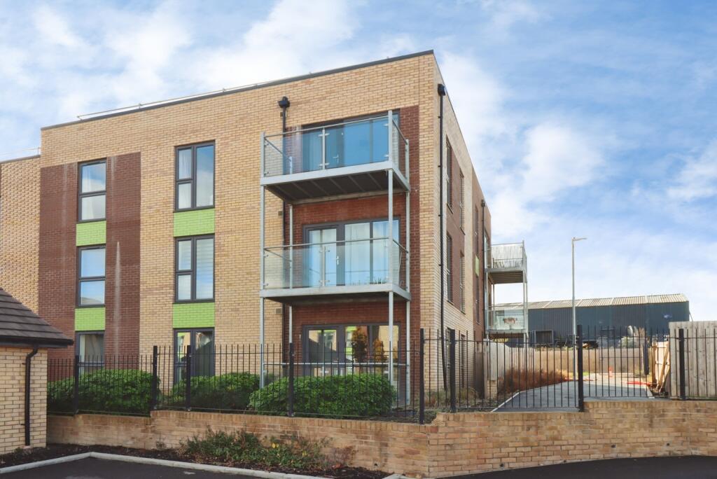 2-bed flat on Flatts Close, Stoke Gifford, Bristol, BS34, £280,000