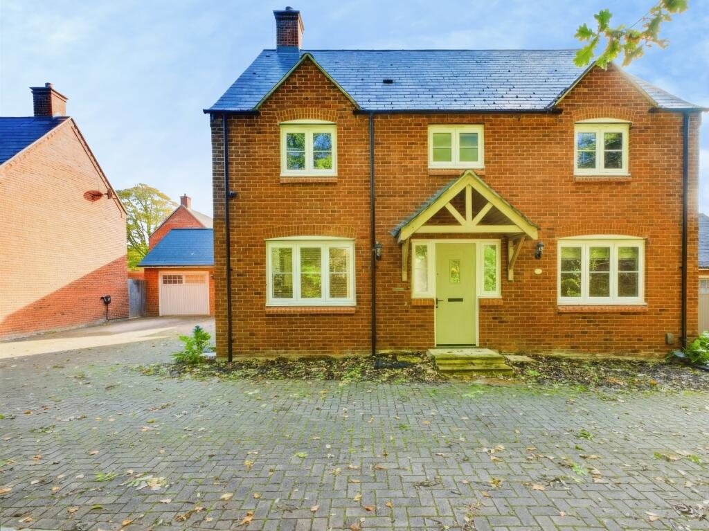 3-bed detached on Bath Meadow, Towcester, £530,000
