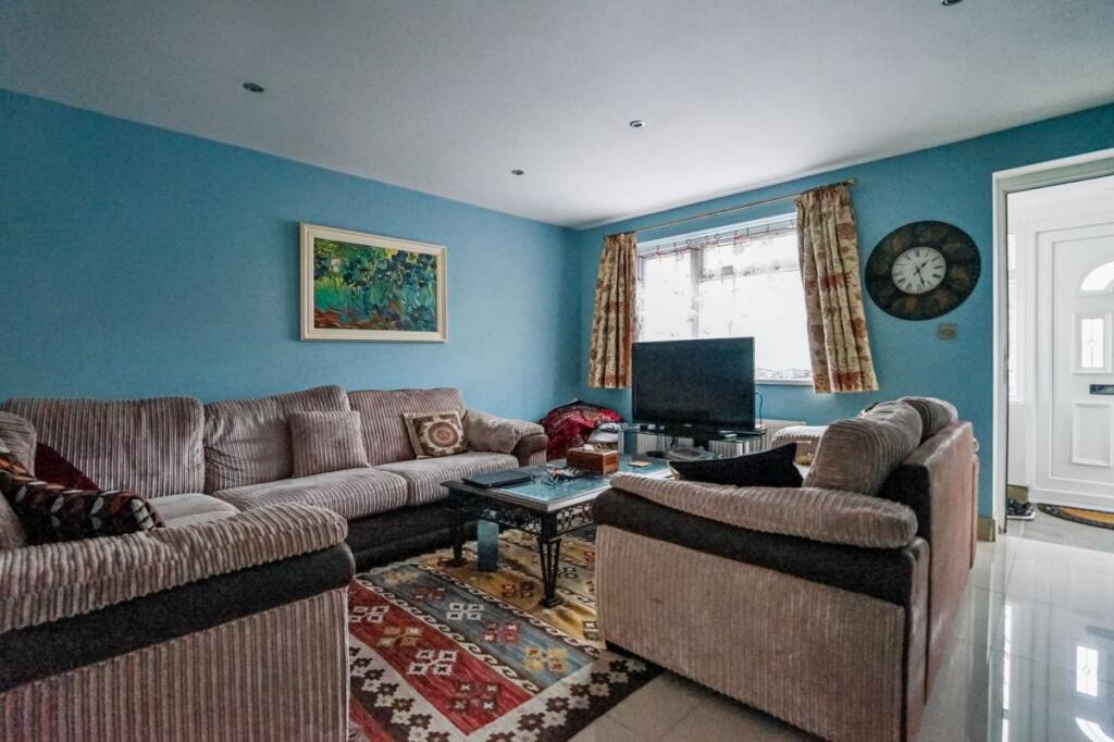 15 Middlesex Road, Mitcham, Surrey, CR4 1QP photo 3