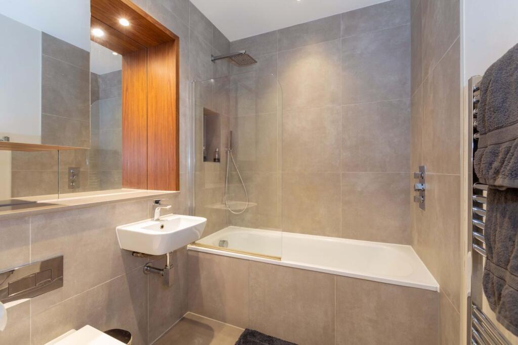 Apartment in Slough - More