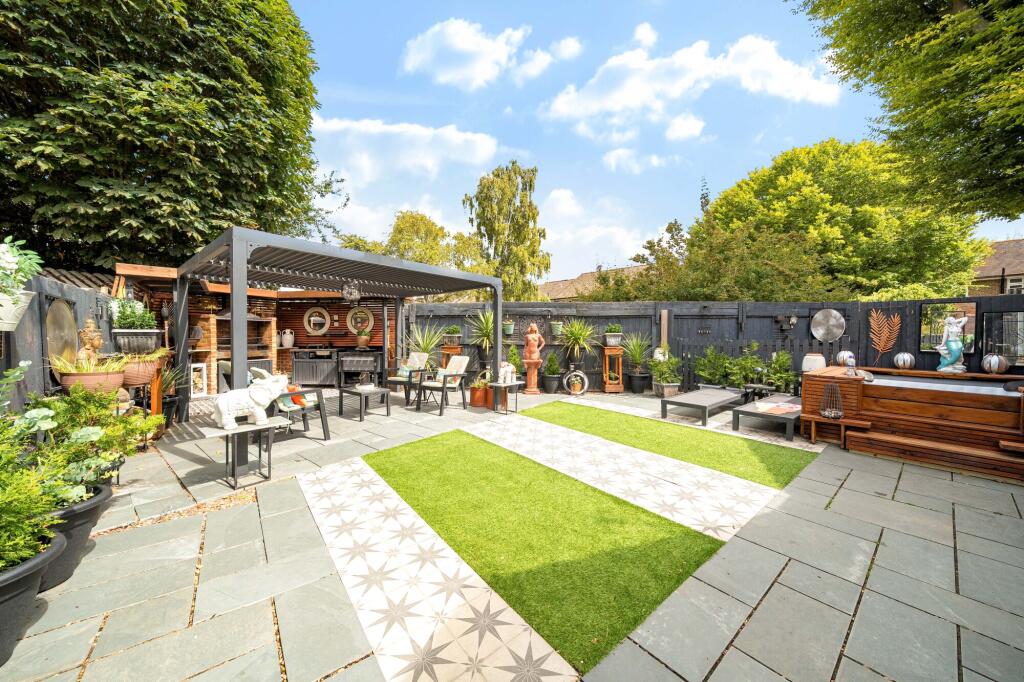 House in Wooburn Green, Berghers Hill, Wooburn - View 5