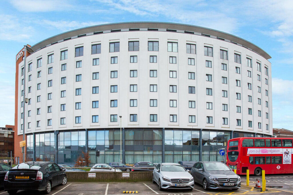 Apartment in Watford, Hertfordshire - View 5