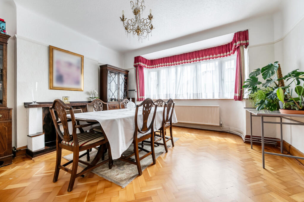 House in London, Oakleigh Park, Whetstone - More