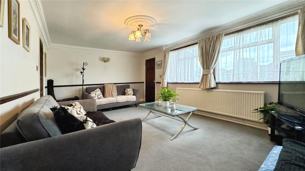 Spruce Road, Woodley, Reading, Berkshire, RG5 photo 3