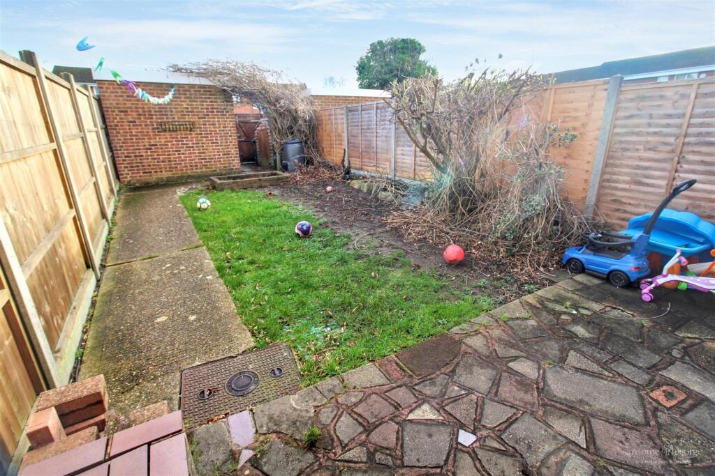 Swanholm Gardens, Calcot, Reading photo 3