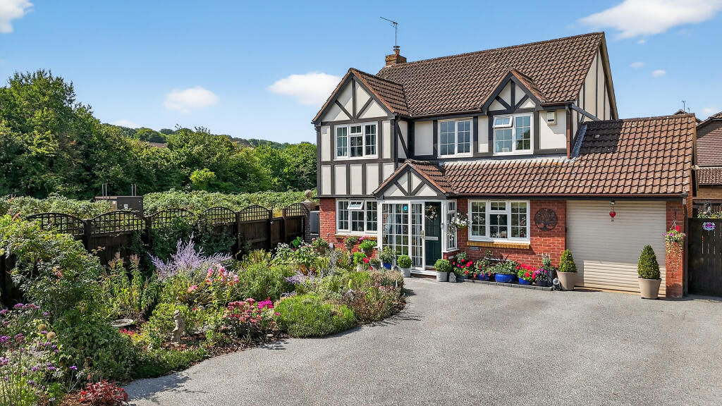 4-bed detached on 14, Wheatfield Close, Cullompton, EX15 1RR, £425,000