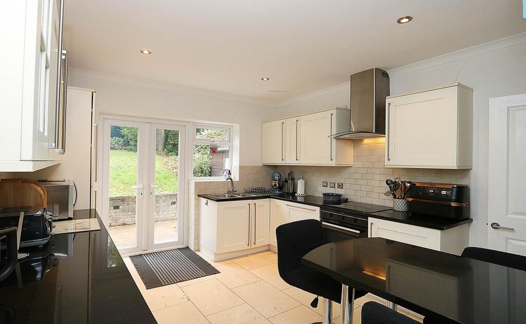 St James Close, Pangbourne - 5 bedrooms. Walk to shops & station to London, photo 2
