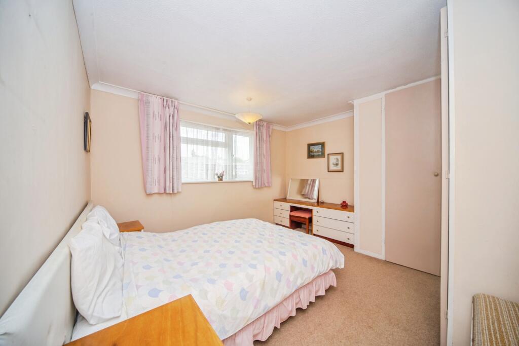 House in Eastleigh, Oakmount, Chandler's Ford - More