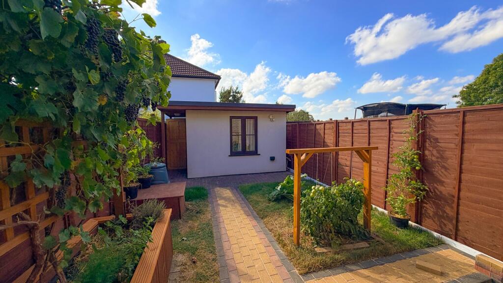 House in Sutton - View 4