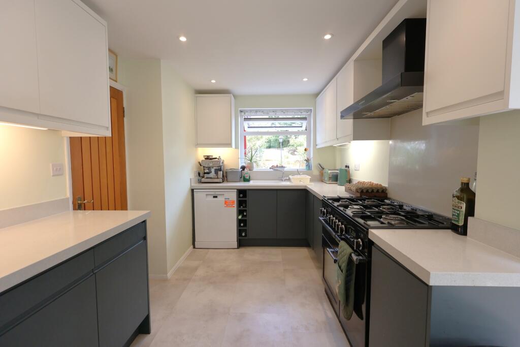 Hunters Way, Uckfield, TN22 photo 2
