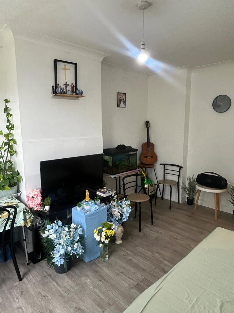 Apartment in Southall - View 5