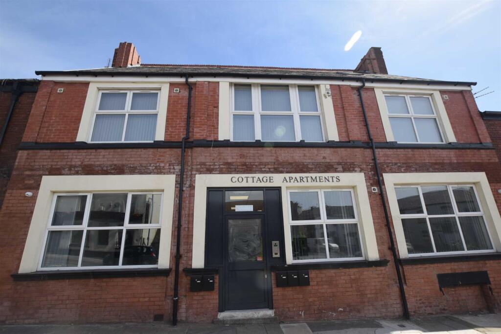 Main image of property: 161 Mossley Road, Ashton-Under-Lyne
