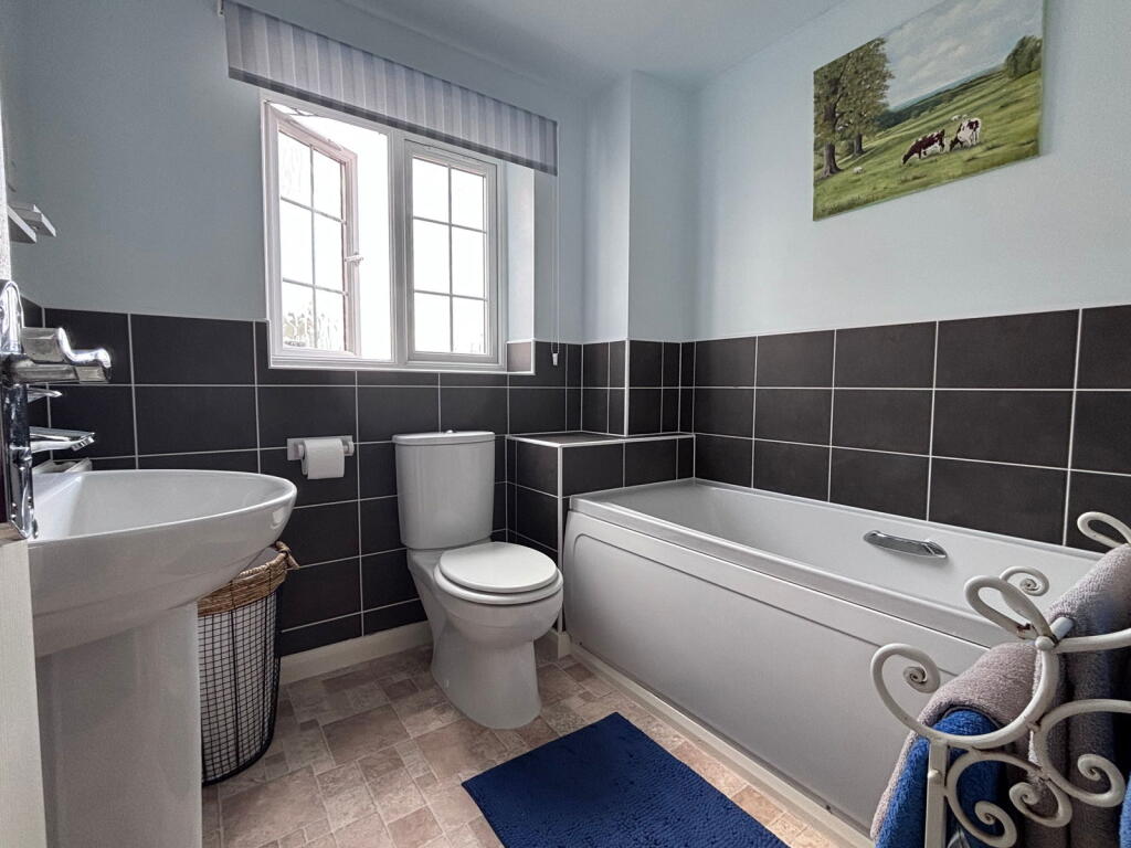 House in South Derbyshire, Derbyshire - More
