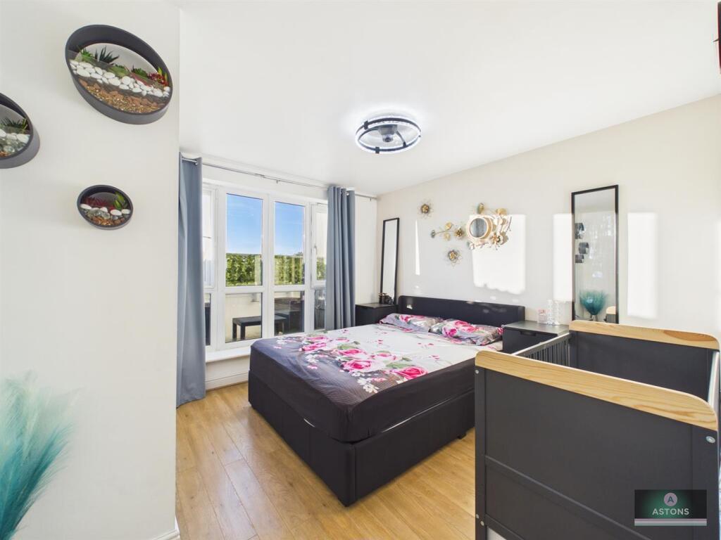 Apartment in Crawley, Worth - More