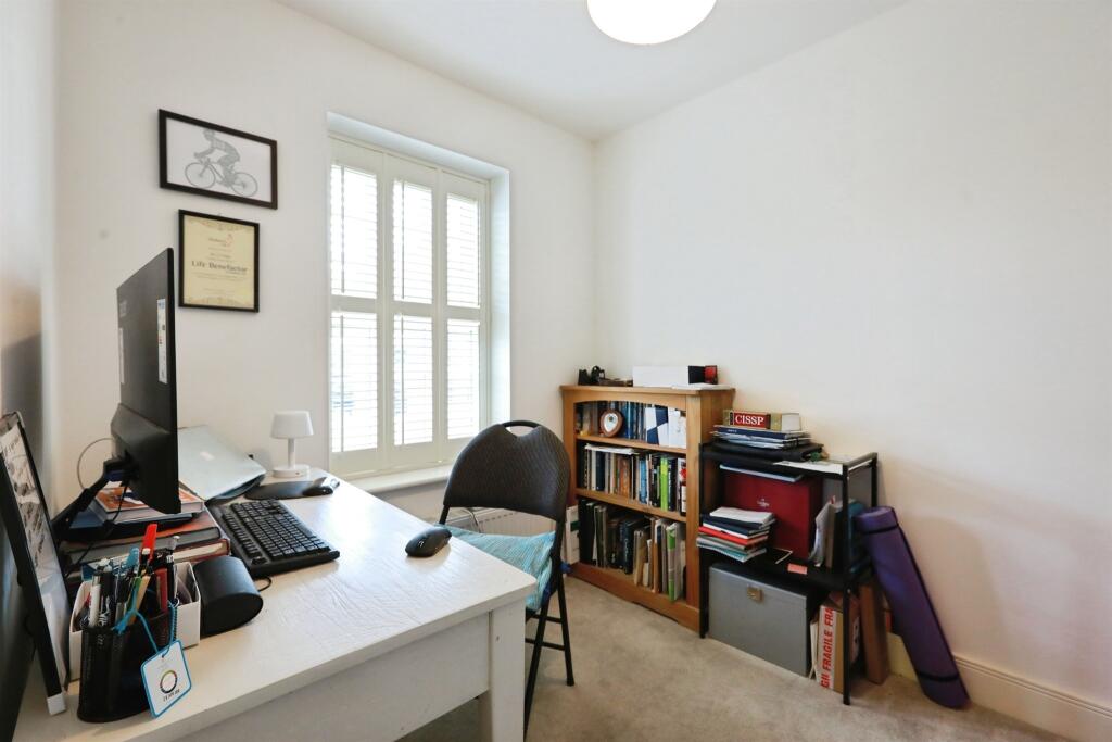 House in Gloucester - View 5