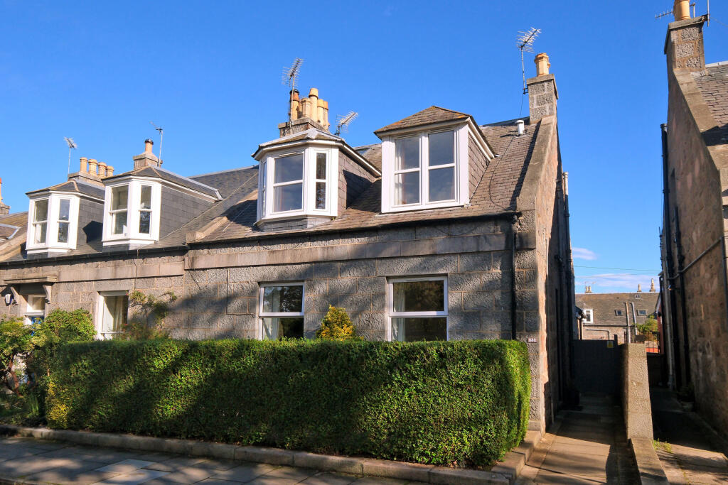 2-bed flat on 22A Loanhead Terrace, Rosemount, Aberdeen, AB25, £139,000