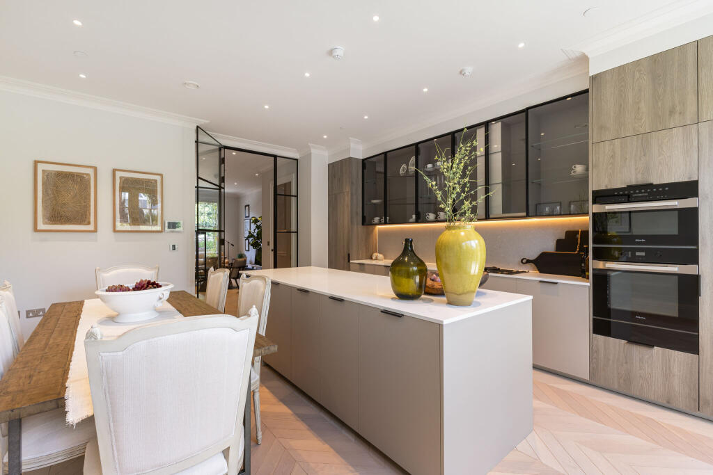 House in Twickenham - More