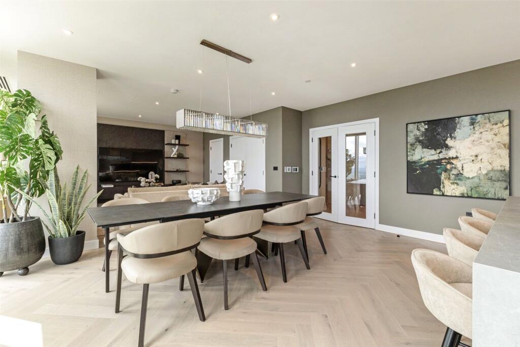 Main image of property: 1 Trinity Way, Vista River Tower, Manchester, M3