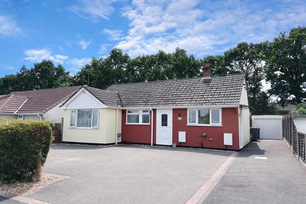 Main image of property: Woodlinken Close, Verwood, BH31 6BS
