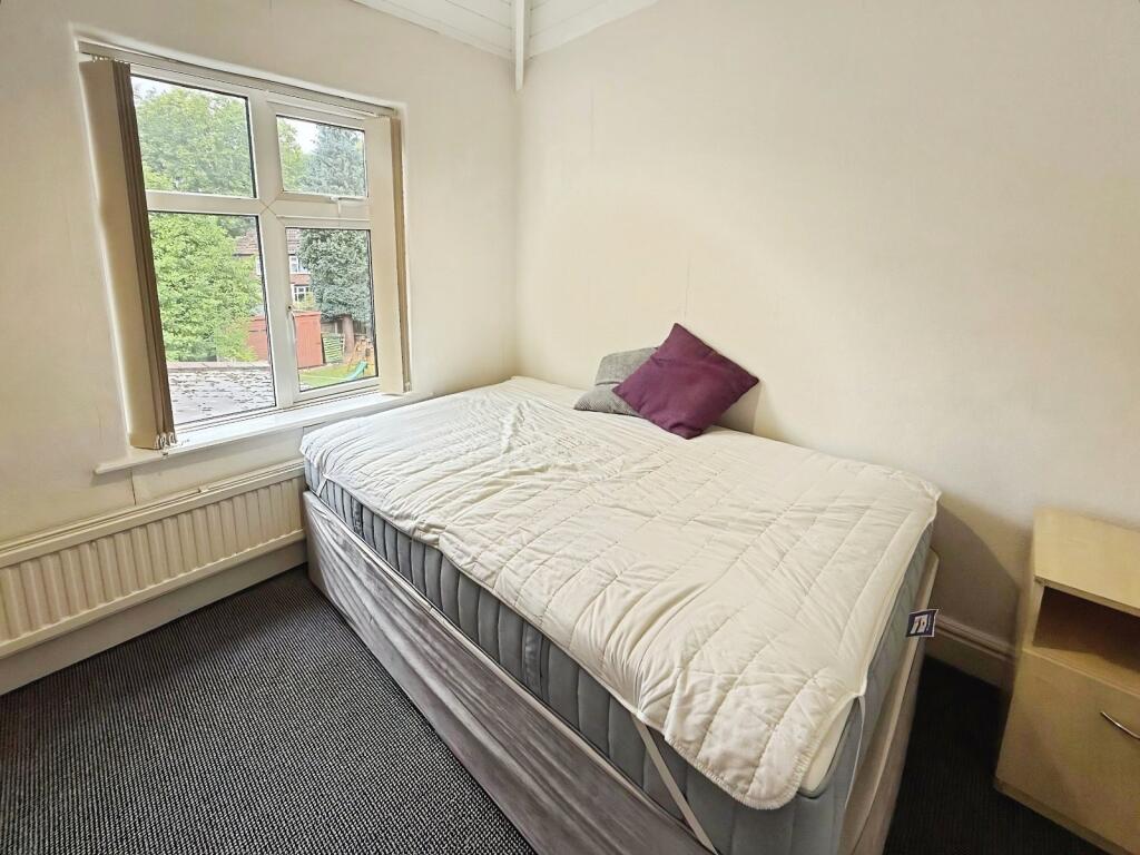 6 bedroom semi-detached house for rent