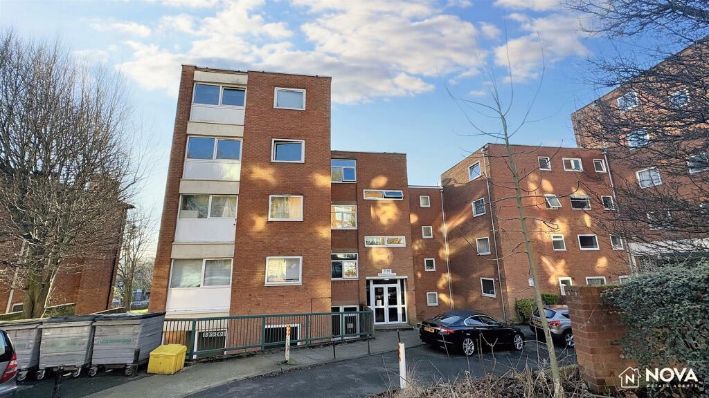 2-bed flat on Moulton Rise, Luton, £175,000