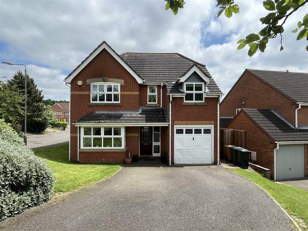 4-bed detached on Hilton Close, Newhall, Swadlincote, £310,000