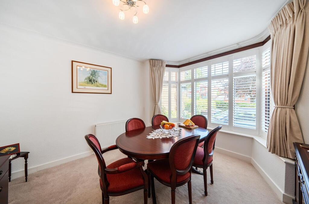 House in London, Belmont - View 4